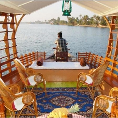 Warmth Lake Haven Alappuzha Exterior foto