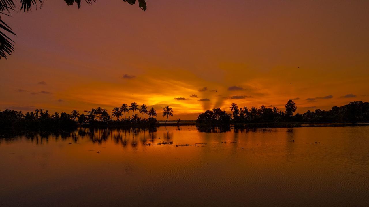 Warmth Lake Haven Alappuzha Exterior foto