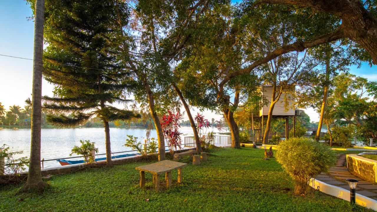 Warmth Lake Haven Alappuzha Exterior foto