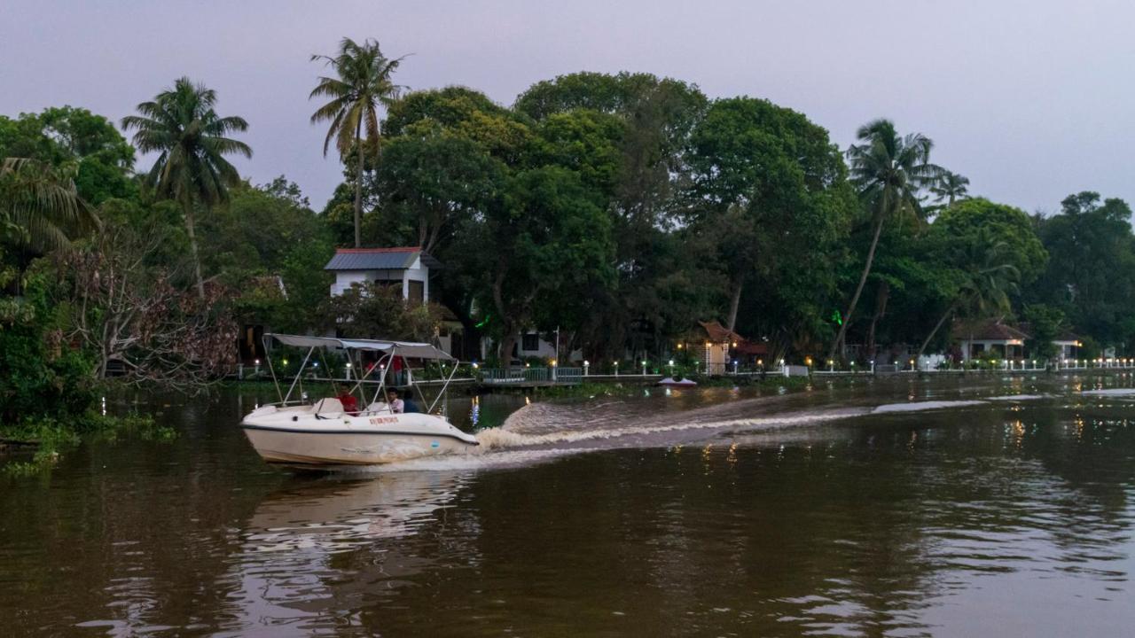 Warmth Lake Haven Alappuzha Exterior foto